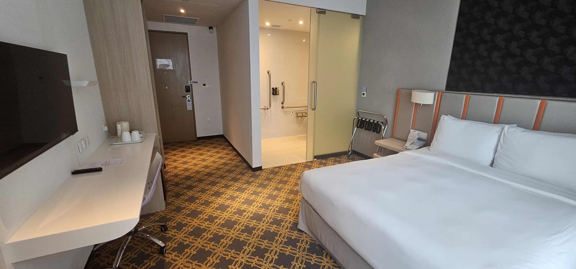 GUESTS ROOMS AND FEATURES