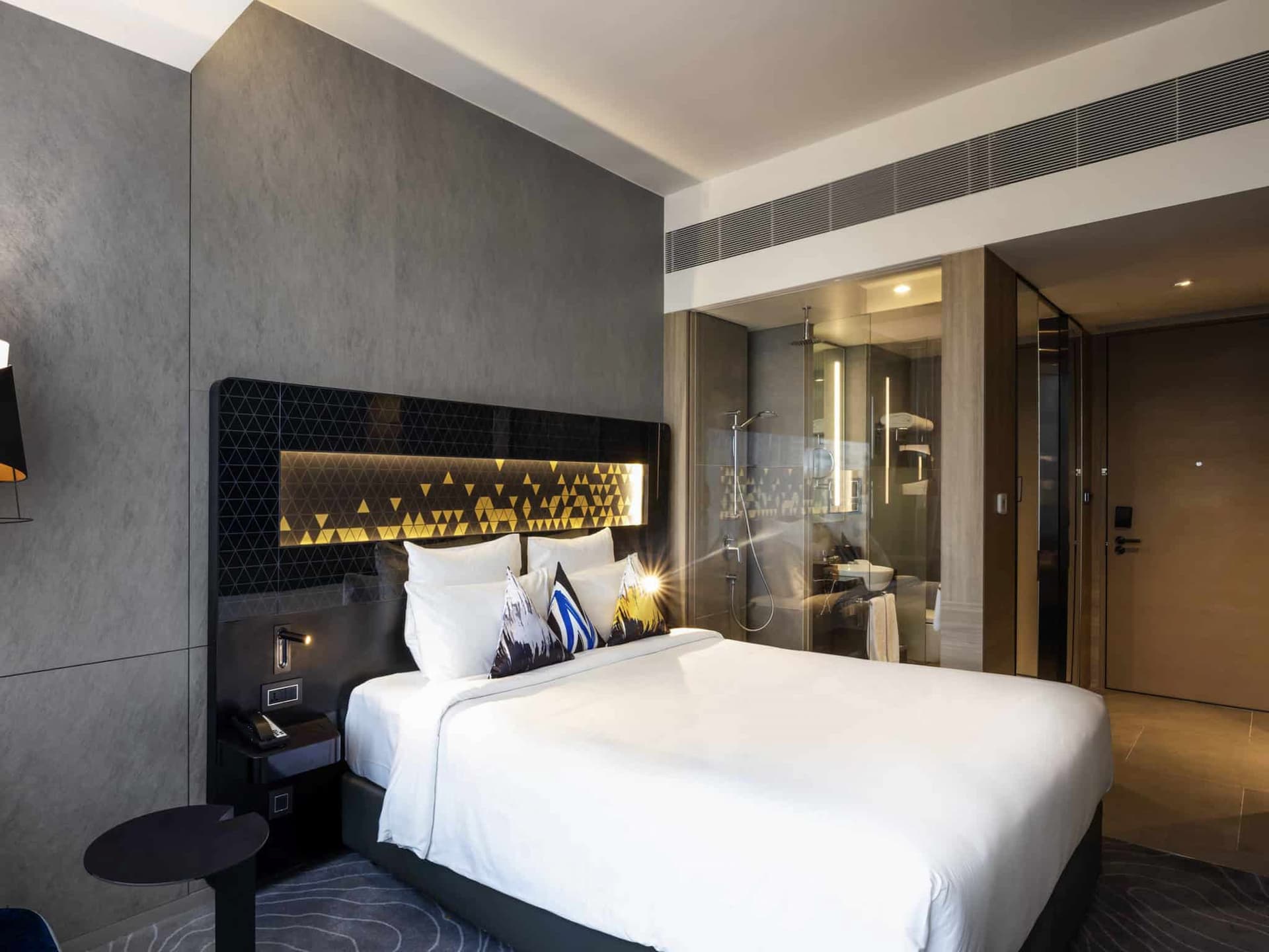 GUESTS ROOMS AND FEATURES