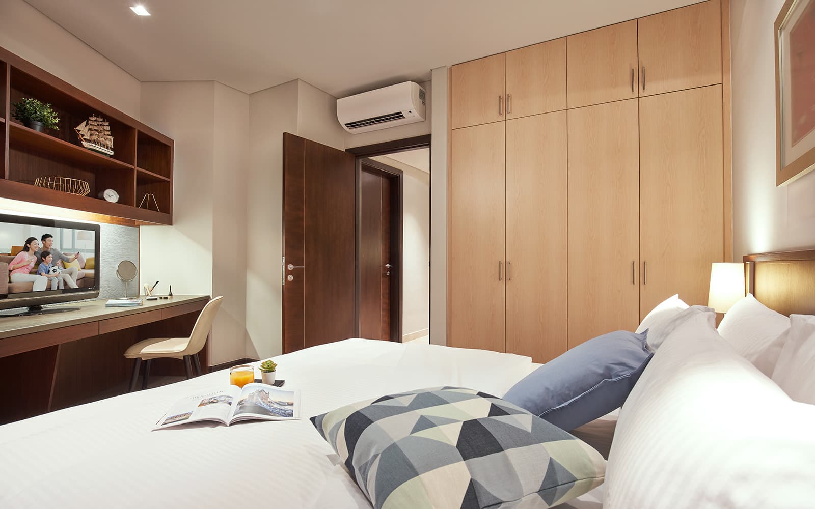 GUESTS ROOMS AND FEATURES