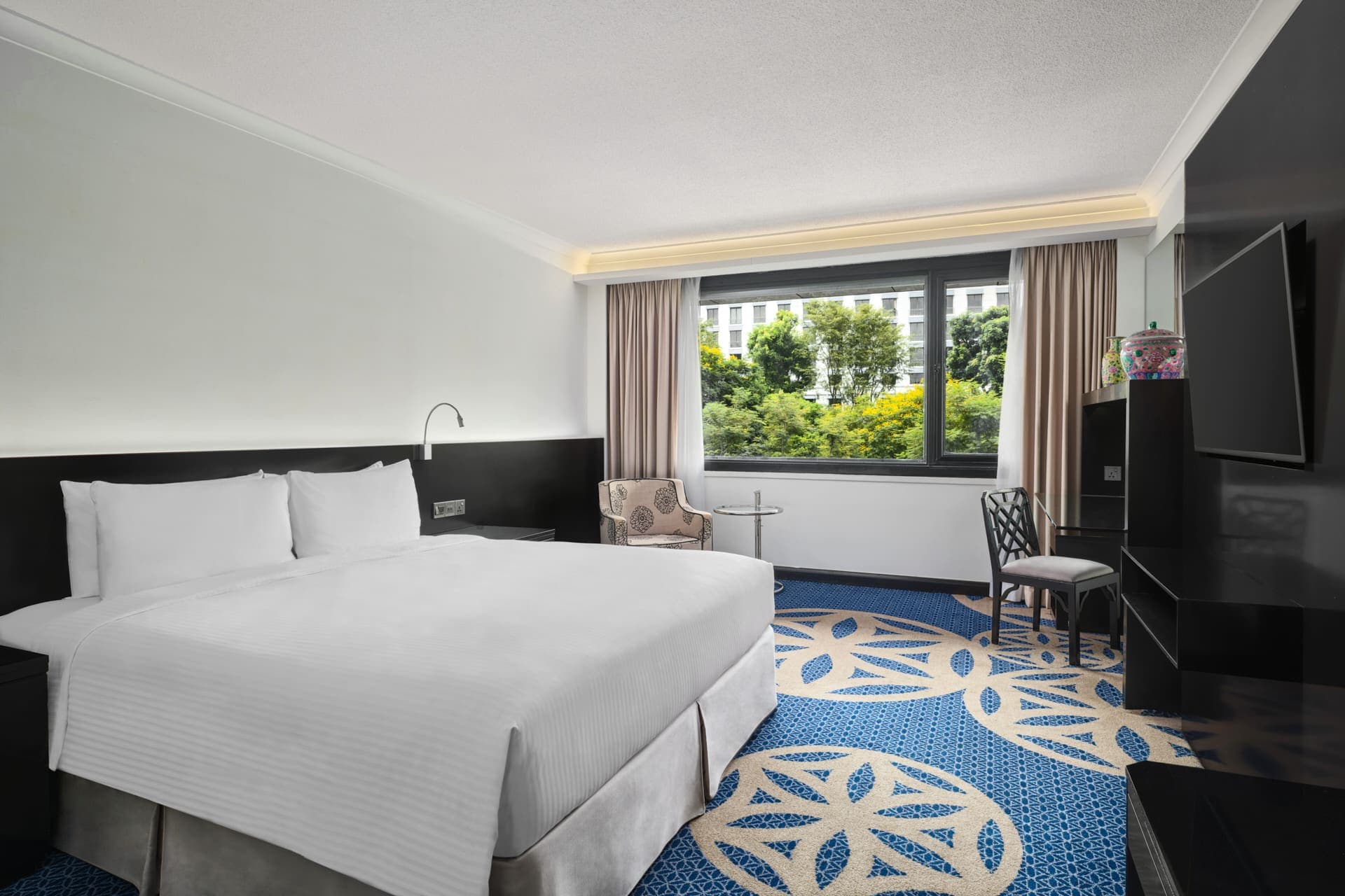 GUESTS ROOMS AND FEATURES