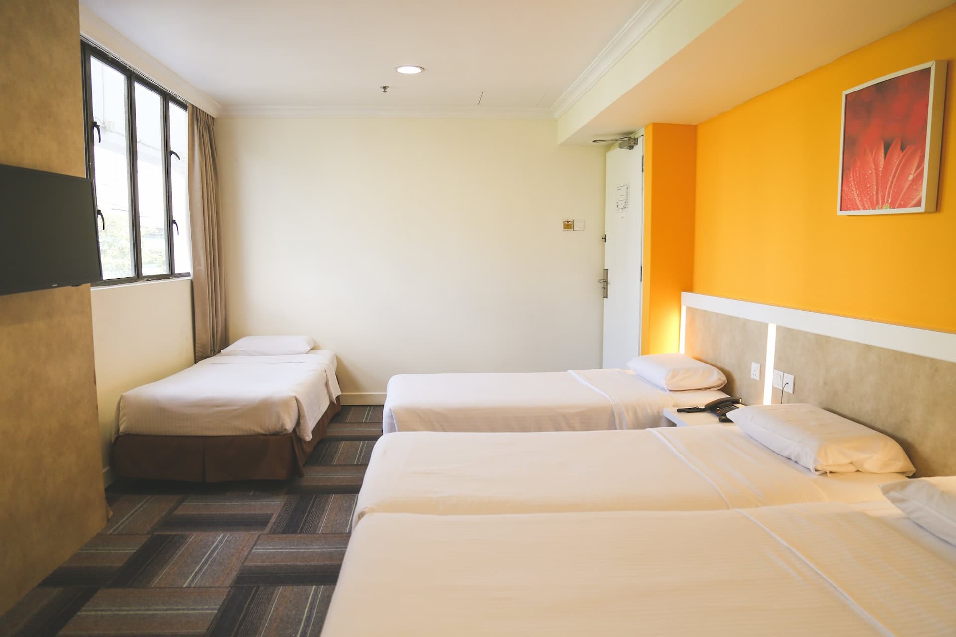 GUESTS ROOMS AND FEATURES